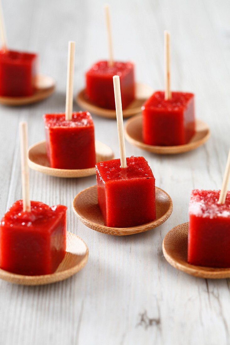 Tomato-pepper iced cubes on sticks