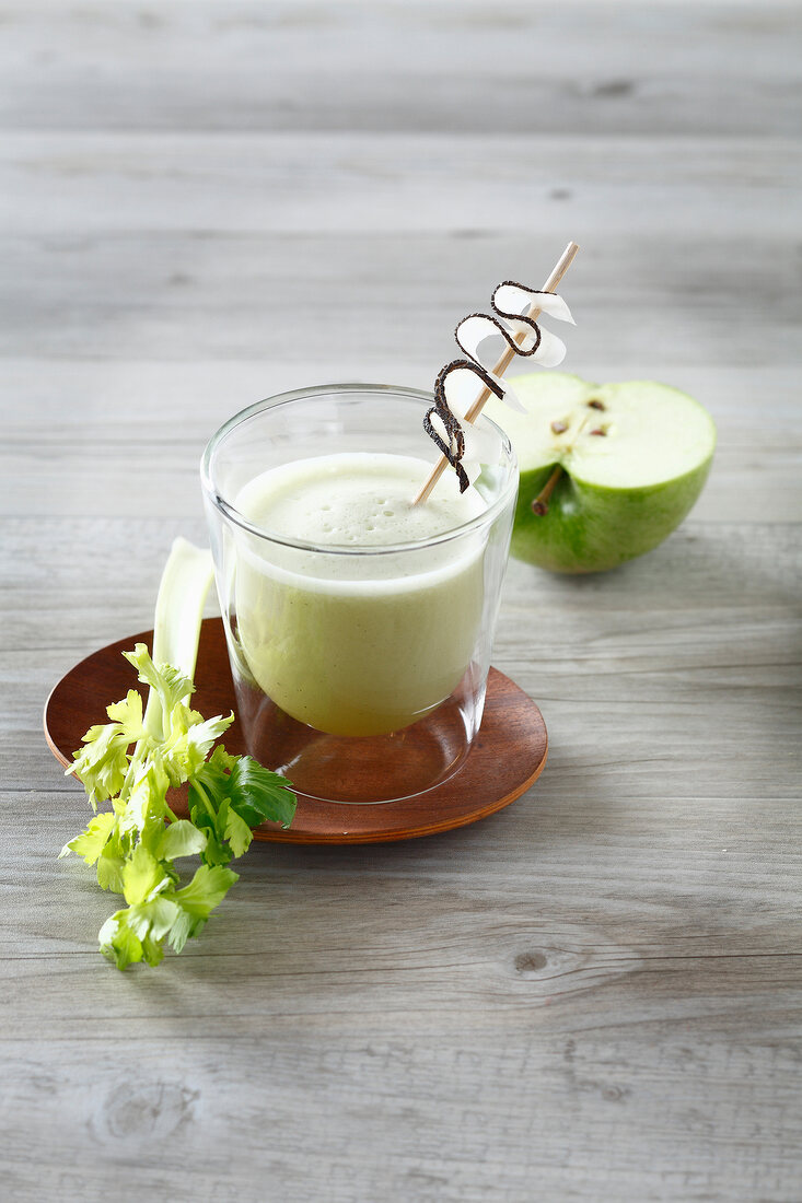 Apple,celery and black radish boosting juice