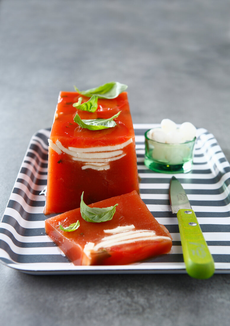 Tomate-Mozzarella-Terrine mit Basilikum