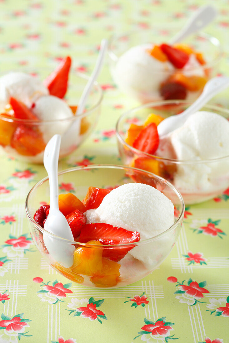 Frozen yoghurt with fresh fruit