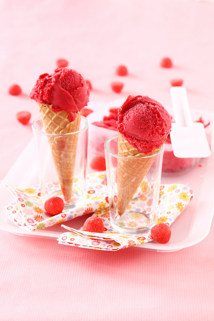 Zwei Eistüten mit Tagada-Erdbeer-Eis in Gläsern