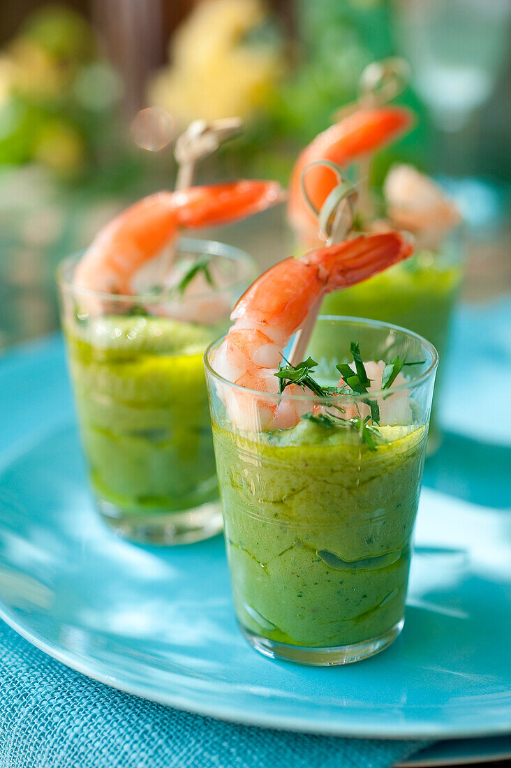 Guacamole mit Koriander und Garnelen im Glas