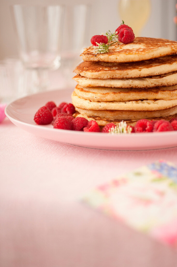 Pancakes mit Zitrone, Ricotta, Mohnsamen und frischen Himbeeren