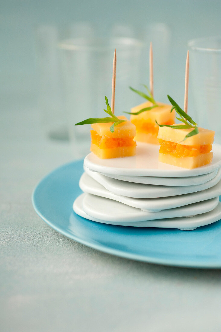 Comté-Käsewürfel mit getrockneten Aprikosen