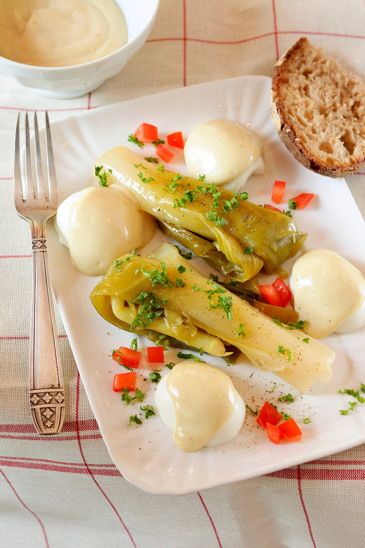Lauch in Vinaigrette und hartgekochte Eier mit Mayonnaise