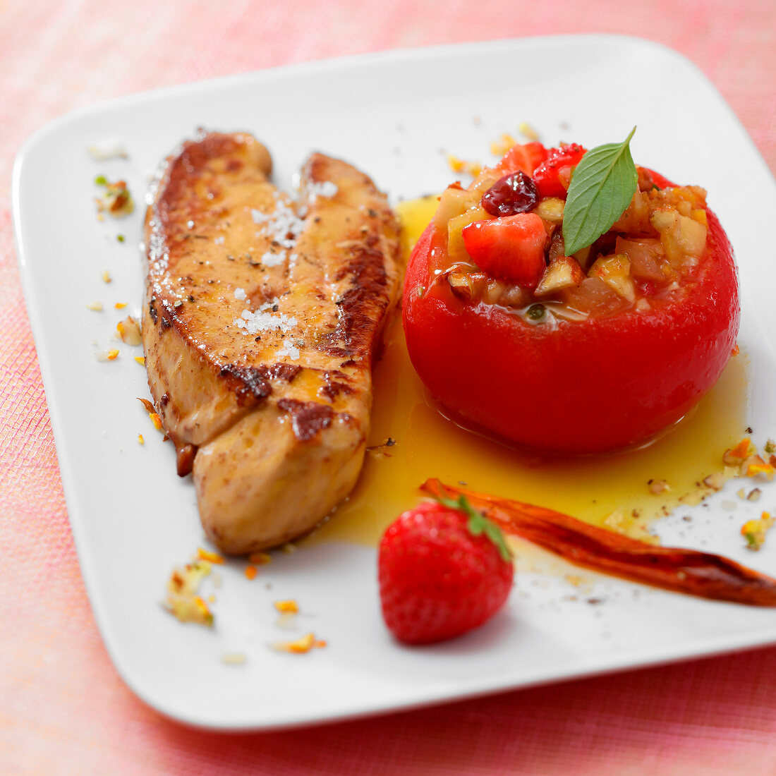 Gebratene Foie Gras und Tomate mit Fruchtfüllung