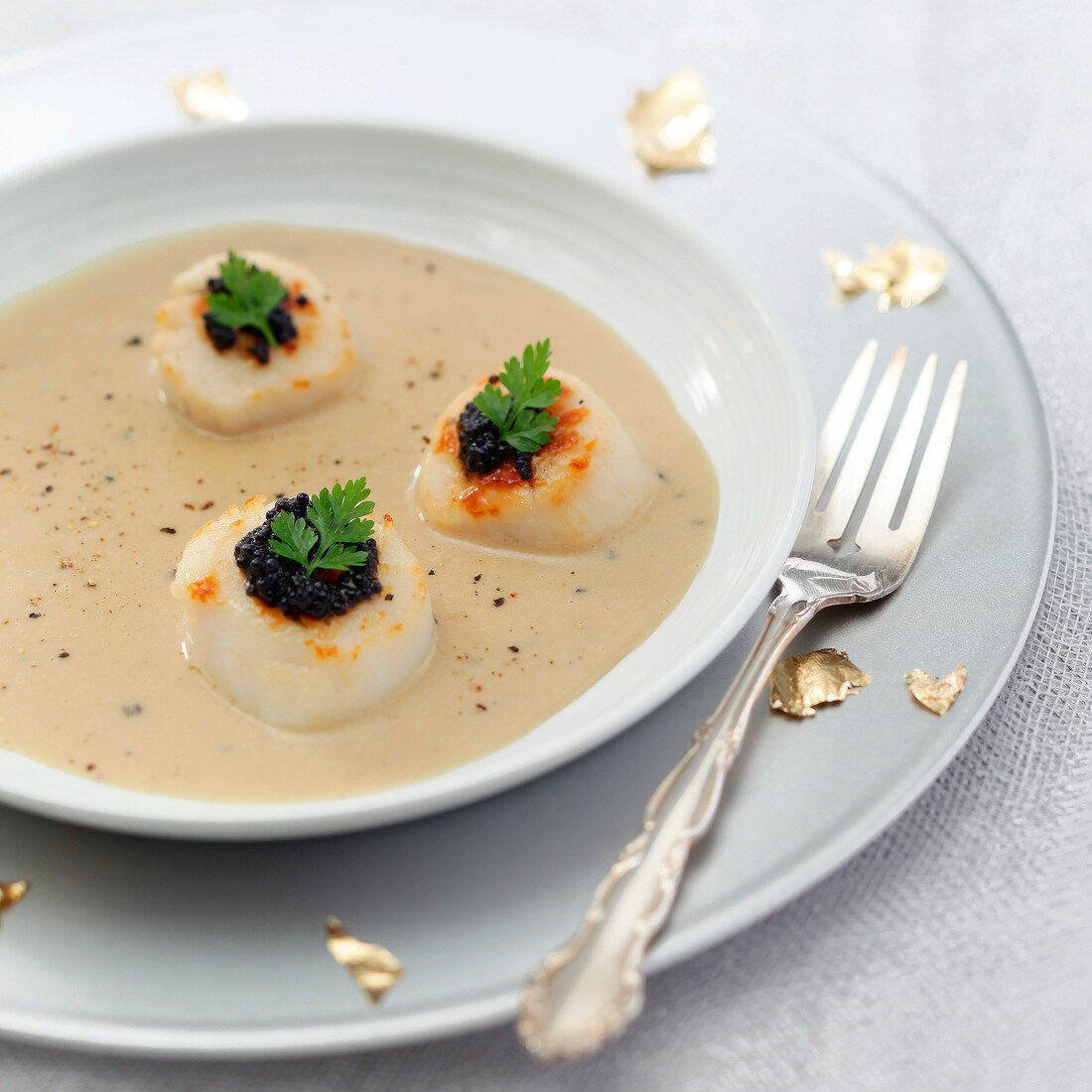 Foie-Gras-Cremesuppe mit Jakobsmuscheln und Kaviar