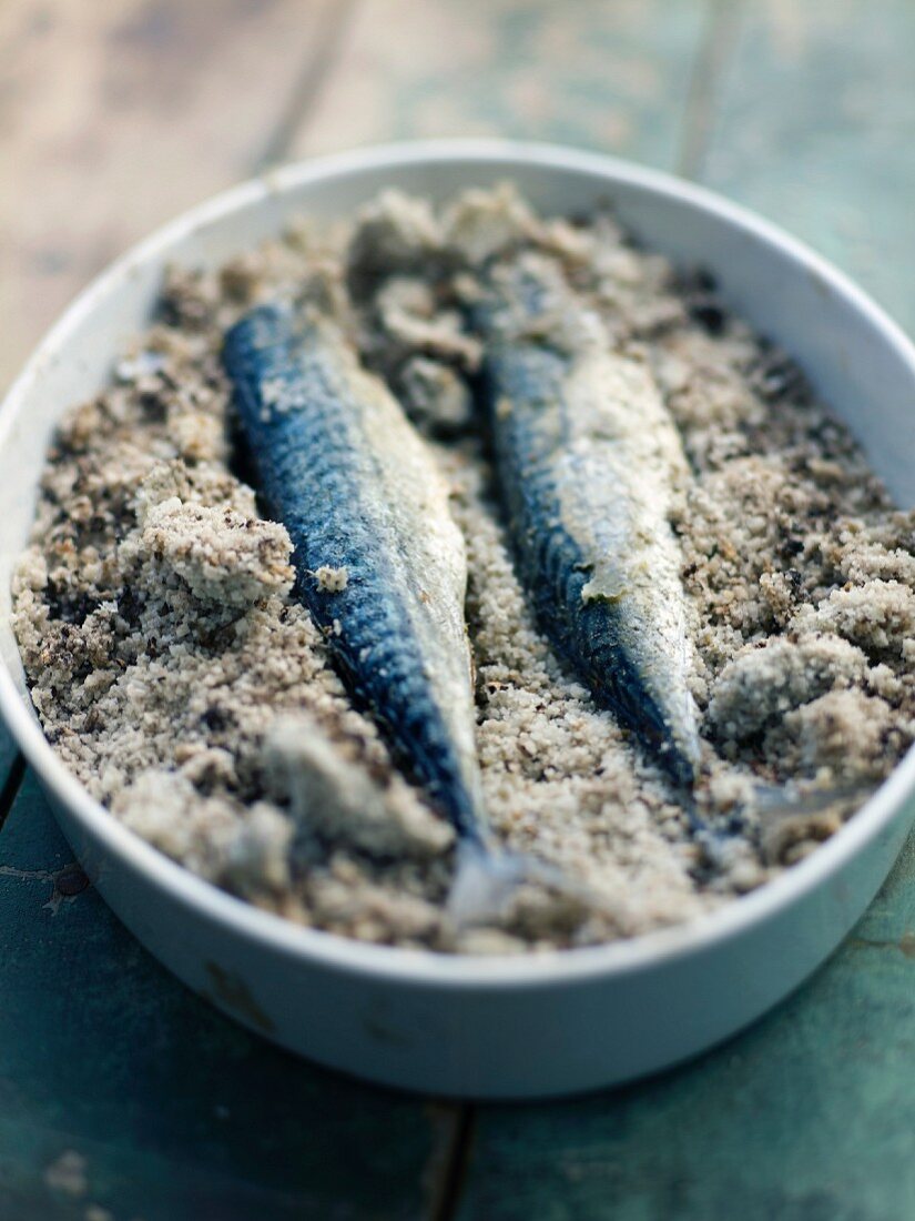 Mackerels stuffed with ginger and citronella in salt crust