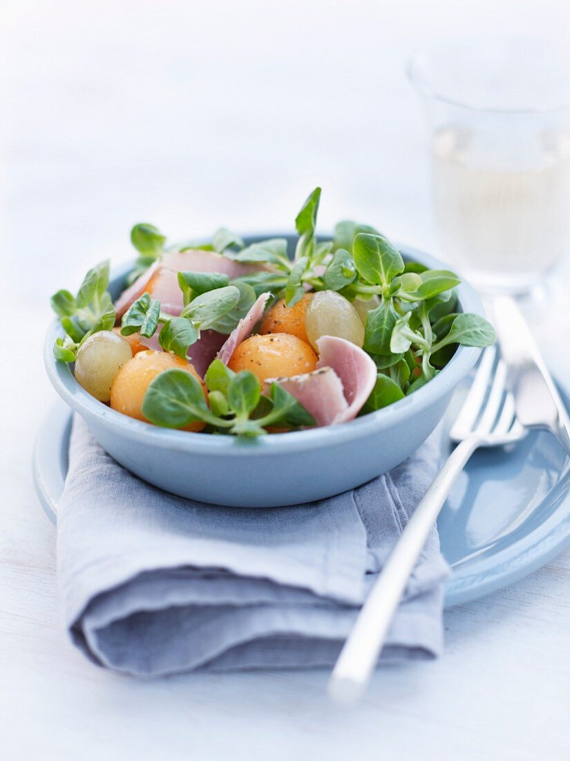 Kressesalat mit Melone, weissen Trauben und Schinken