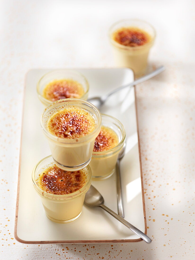 Mehrere Gläschen Creme Brulée