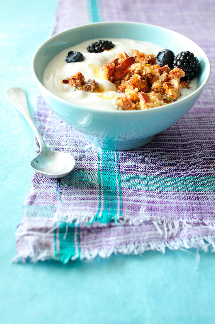 Joghurt mit Granola und Früchten