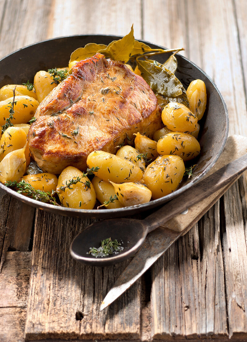 Kalbskotelett mit kleinen Kartoffeln und Thymian