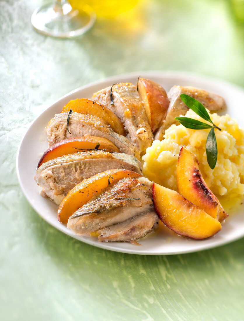 Guinea-fowl supreme with nectarines and mashed potatoes with olive oil