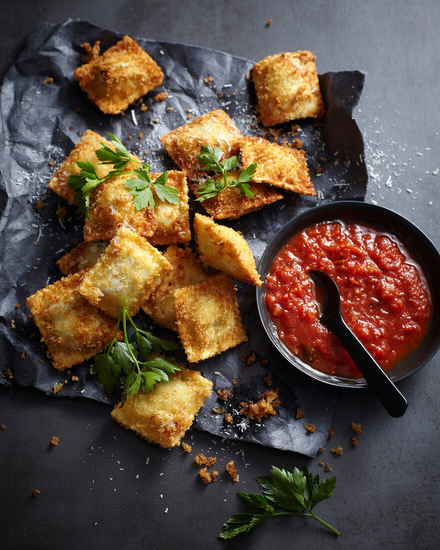 Breaded raviolis with tomato salsa