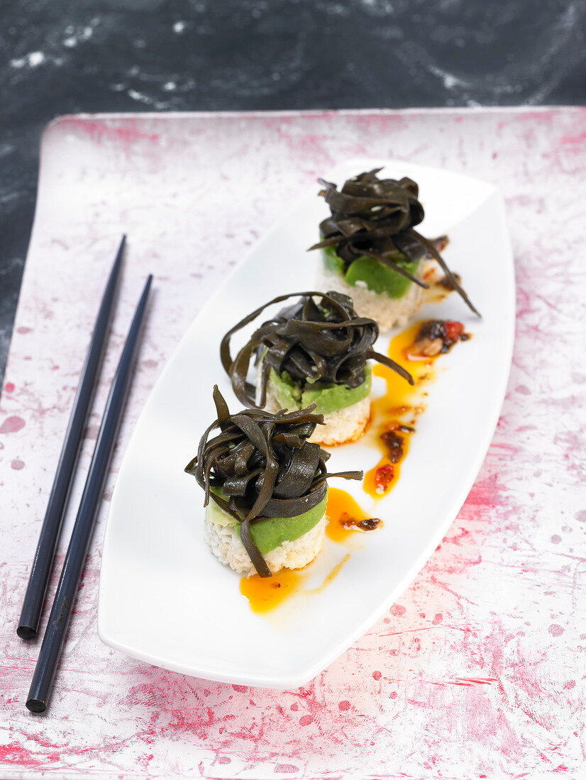 Nigiri-Sushi mit Avocado und Seetangspaghetti