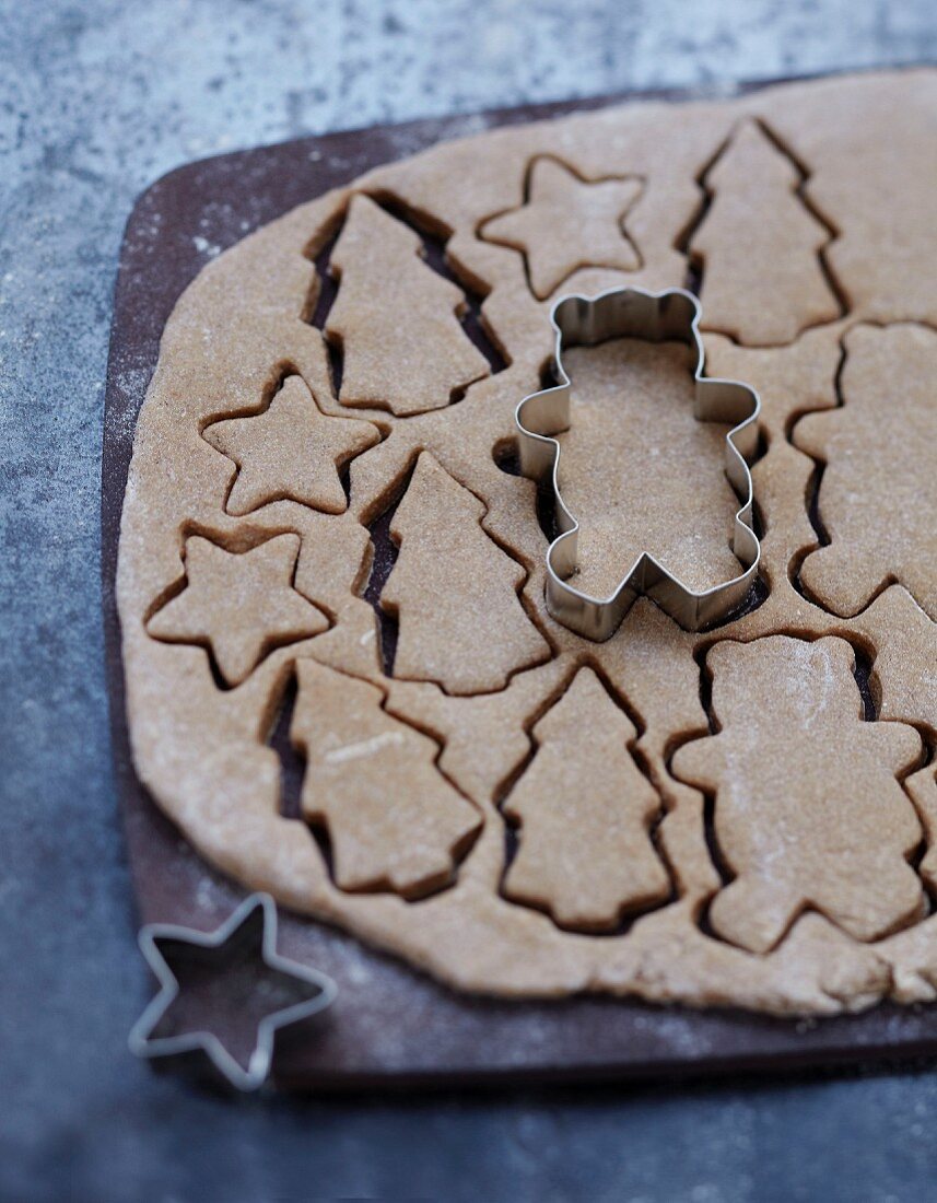 Making different shaped gingerbreads with a biscuit cutter