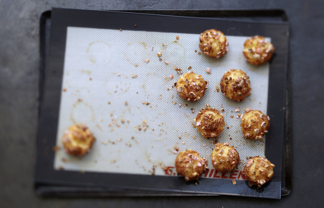 Chouquettes mit pinkem Hagelzucker (Kleingebäck aus Frankreich)