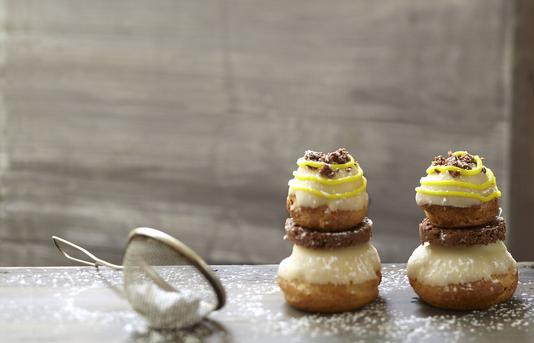 Religieuses (französische Küchlein) mit Zuckerguss und Puderzucker