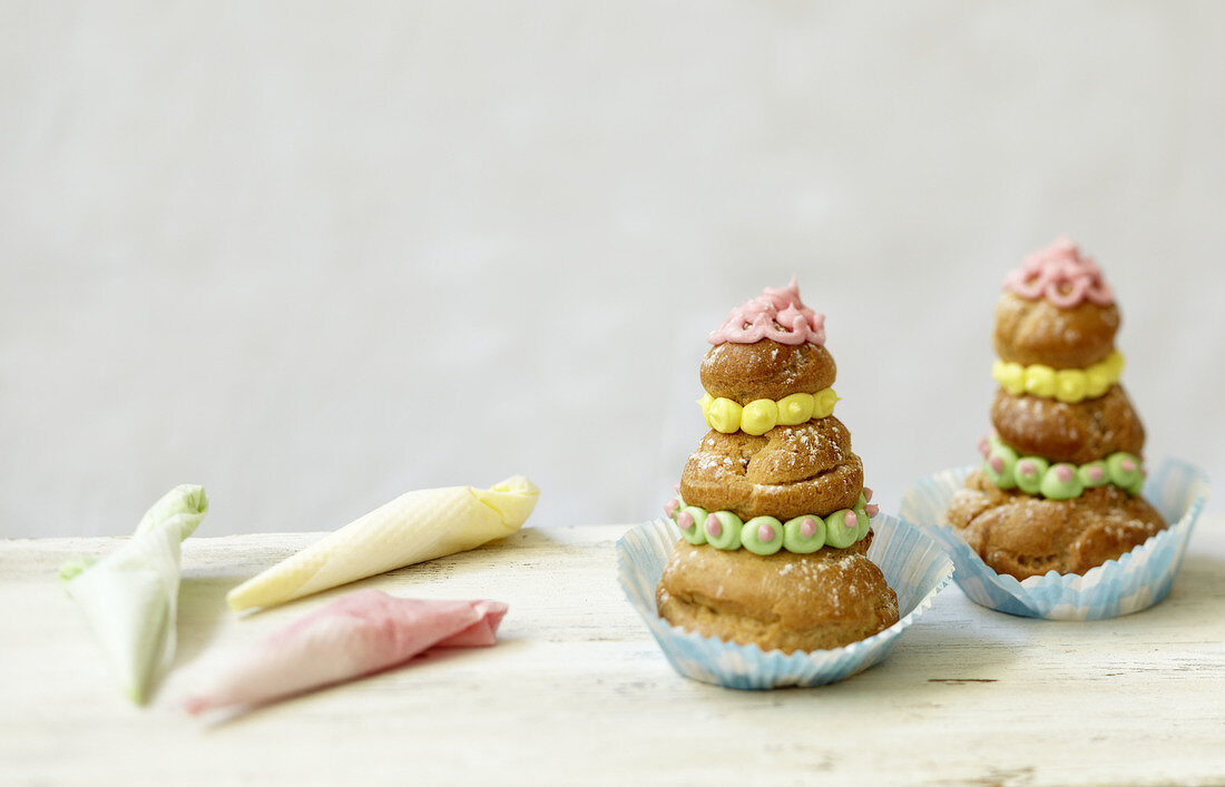 Verzierte Religieuses (französische Küchlein) mit bunter Zuckerglasur