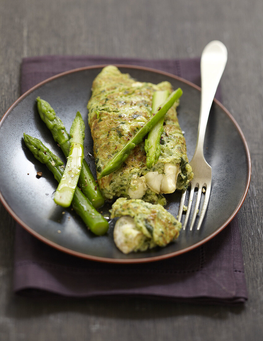 Omelette mit Wasserkresse, grünem Spargel und Ziegenkäse