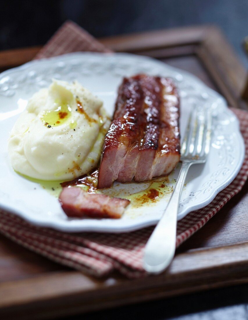 Caramelized pork breast with creamy mashed poatoes