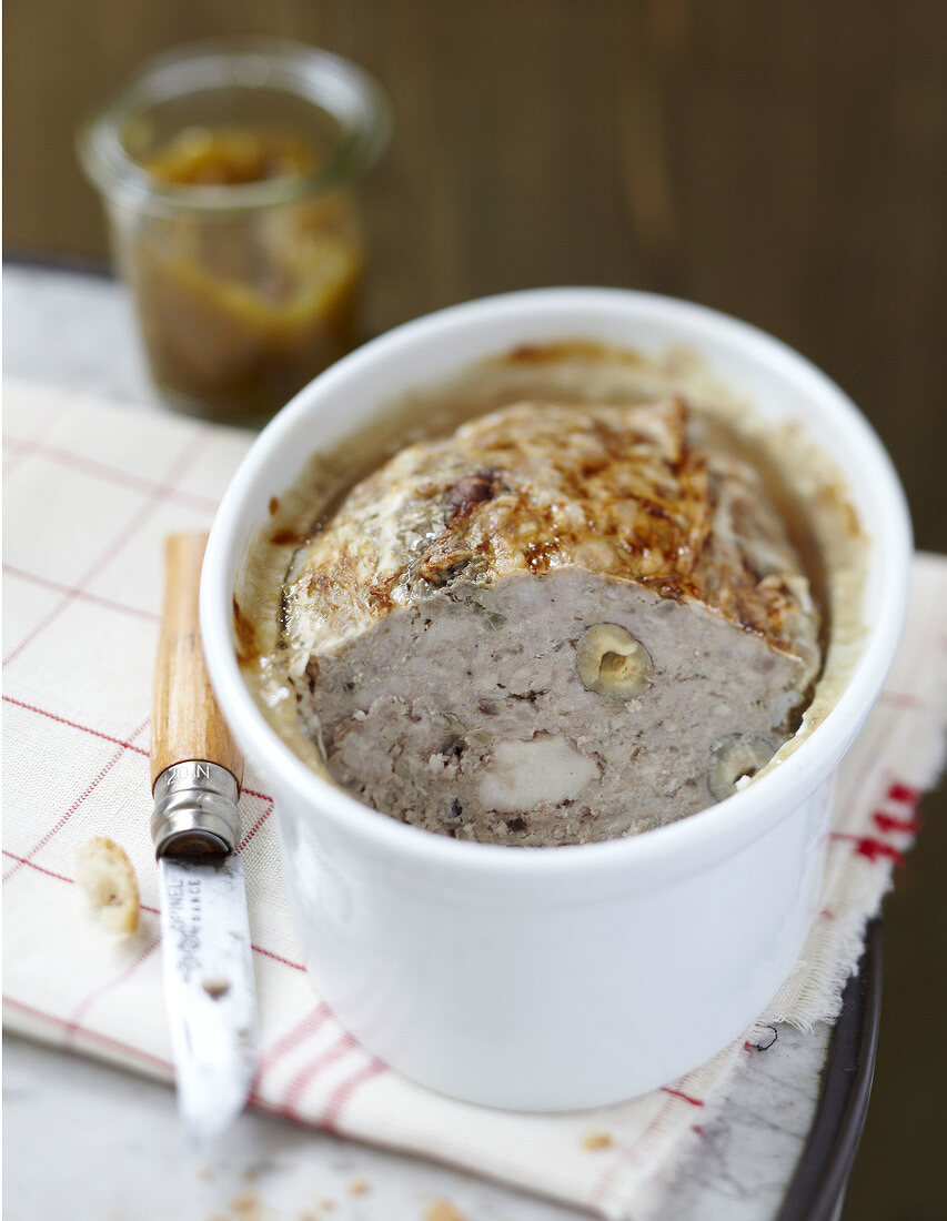 Terrine de lapin (Kaninchenterrine) mit Haselnüssen