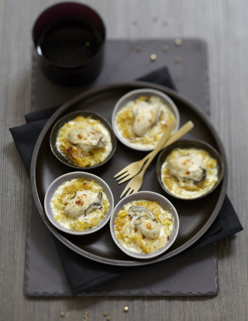 Gratinierte Austern mit Parmesan in Schälchen