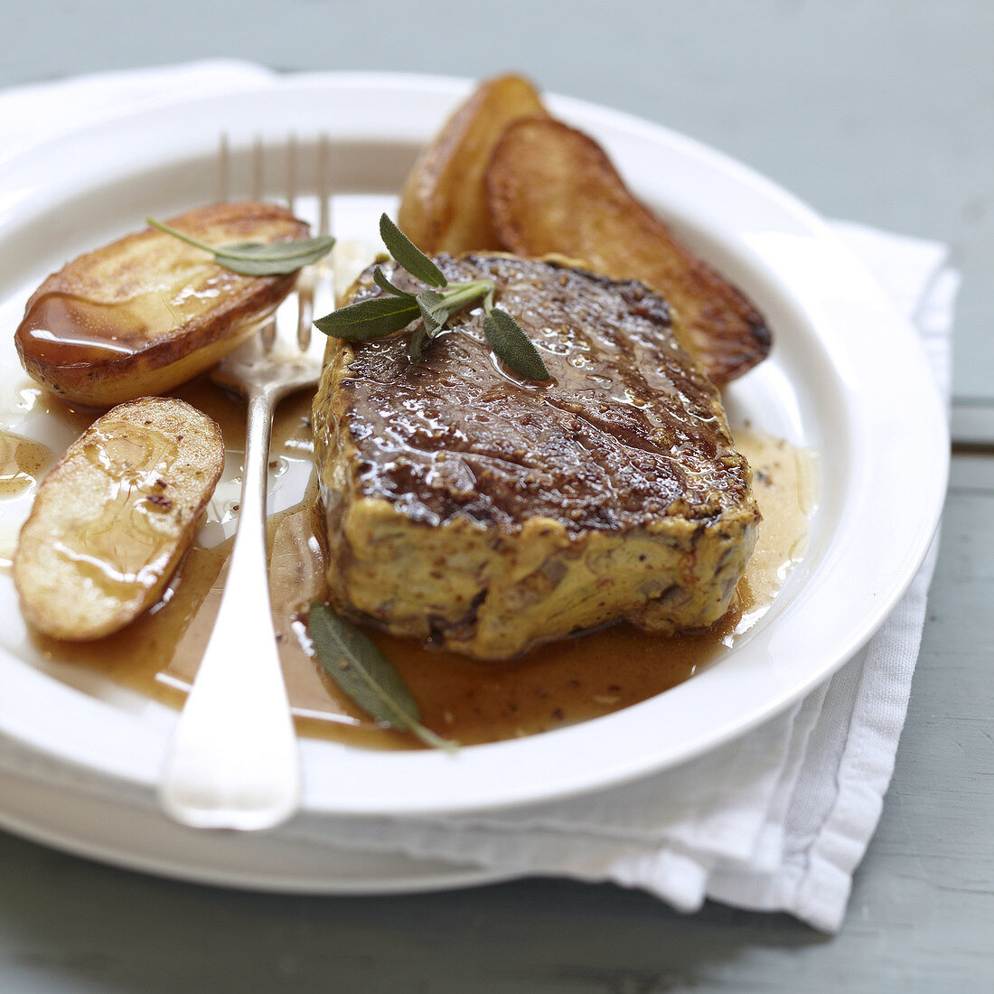 Rinderfilet in Senfkruste mit Ofenkartoffeln und Salbei