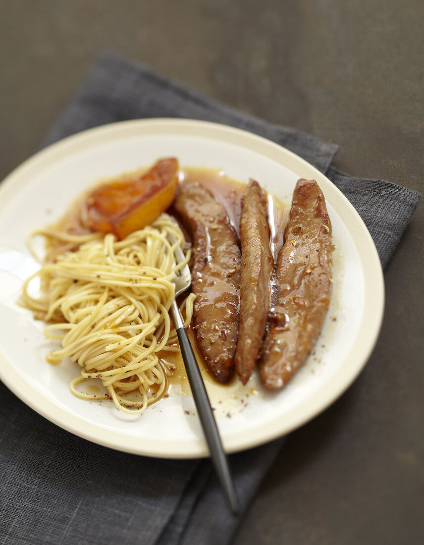 Caramelized duck Aiguillettes with grapefruit and spaghettis