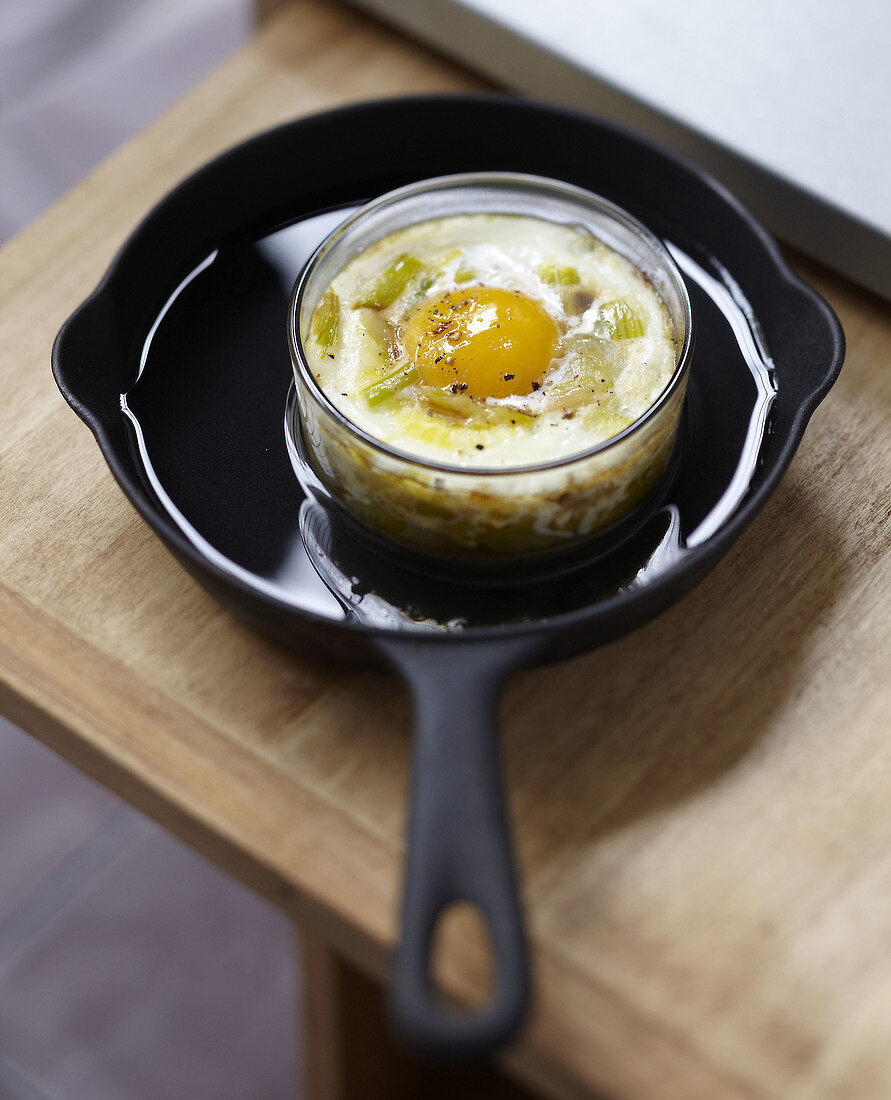 Coodled egg with creamy leeks