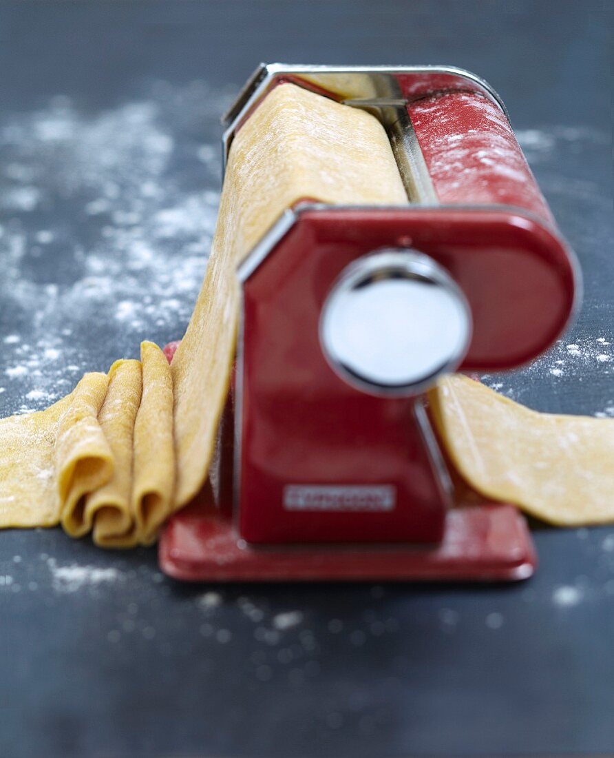 Making fresh pasta with a hand machine