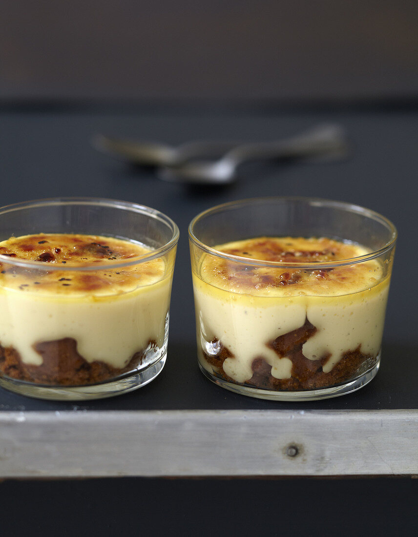 Zwei Gläschen Crème Catalane (Vanillecreme mit Karamellkruste) mit Spekulatius