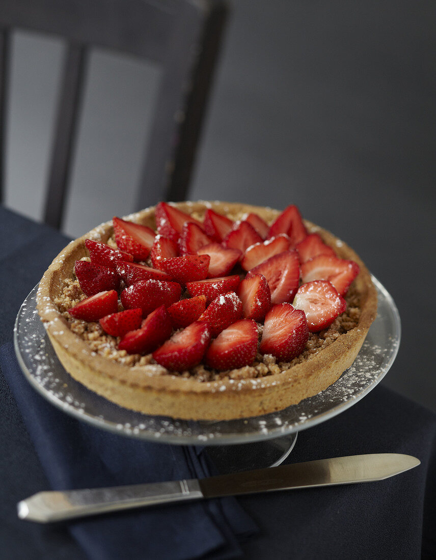 Strawberry and Speculos gingerbread biscuit shortcrust pie