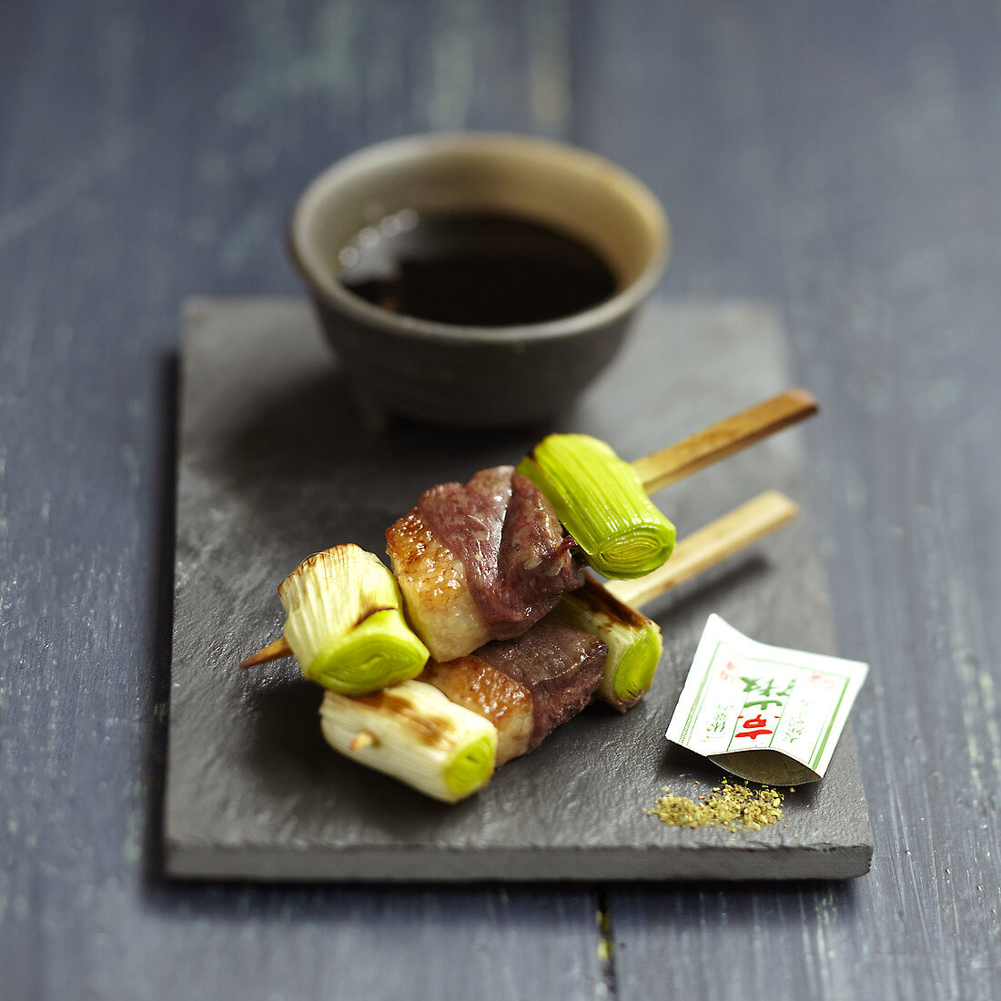 Yakitori-Spiesschen mit Ente und Lauch