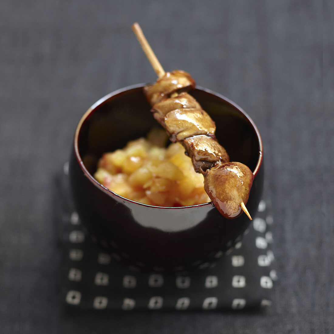 Hähnchenleber-Yakitori mit Reissirupsauce und Saké-Kartoffeln