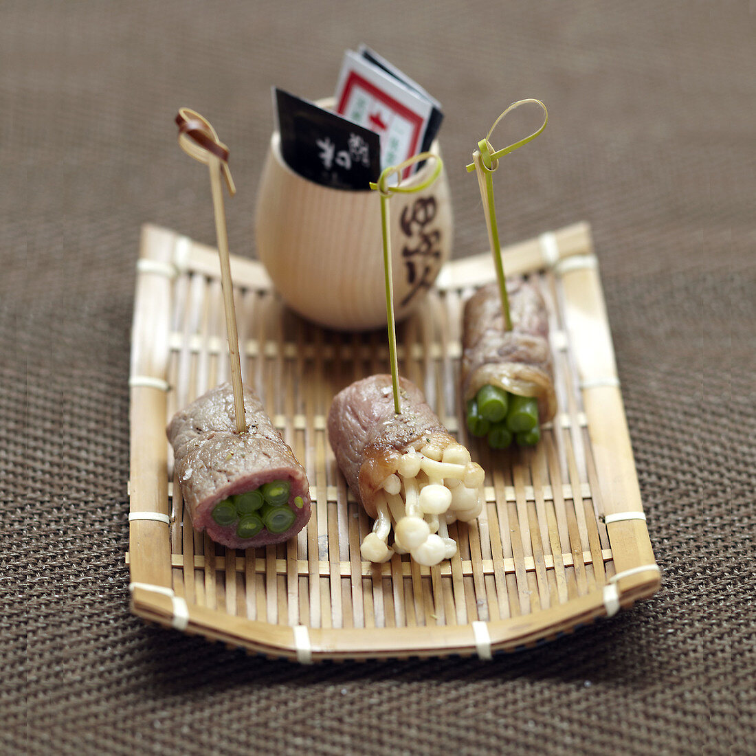 Japanische Rindfleischröllchen mit Gemüsefüllung