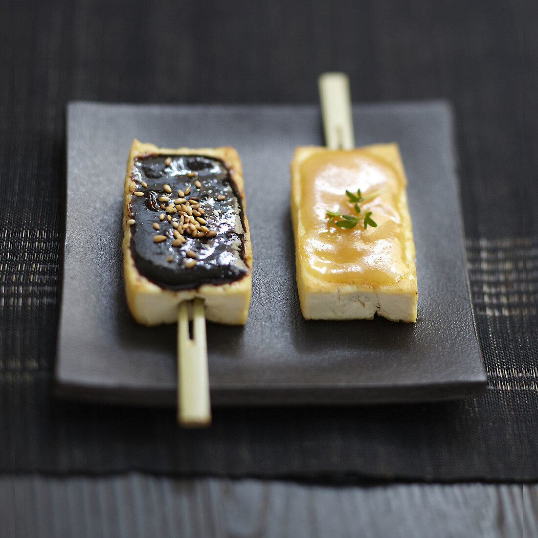 Tofu-Yakitoris mit weisser und schwarzer Misosauce