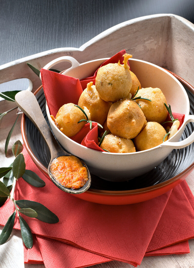 Stockfischpüree-Bällchen mit roter Paprikasauce (Portugal)