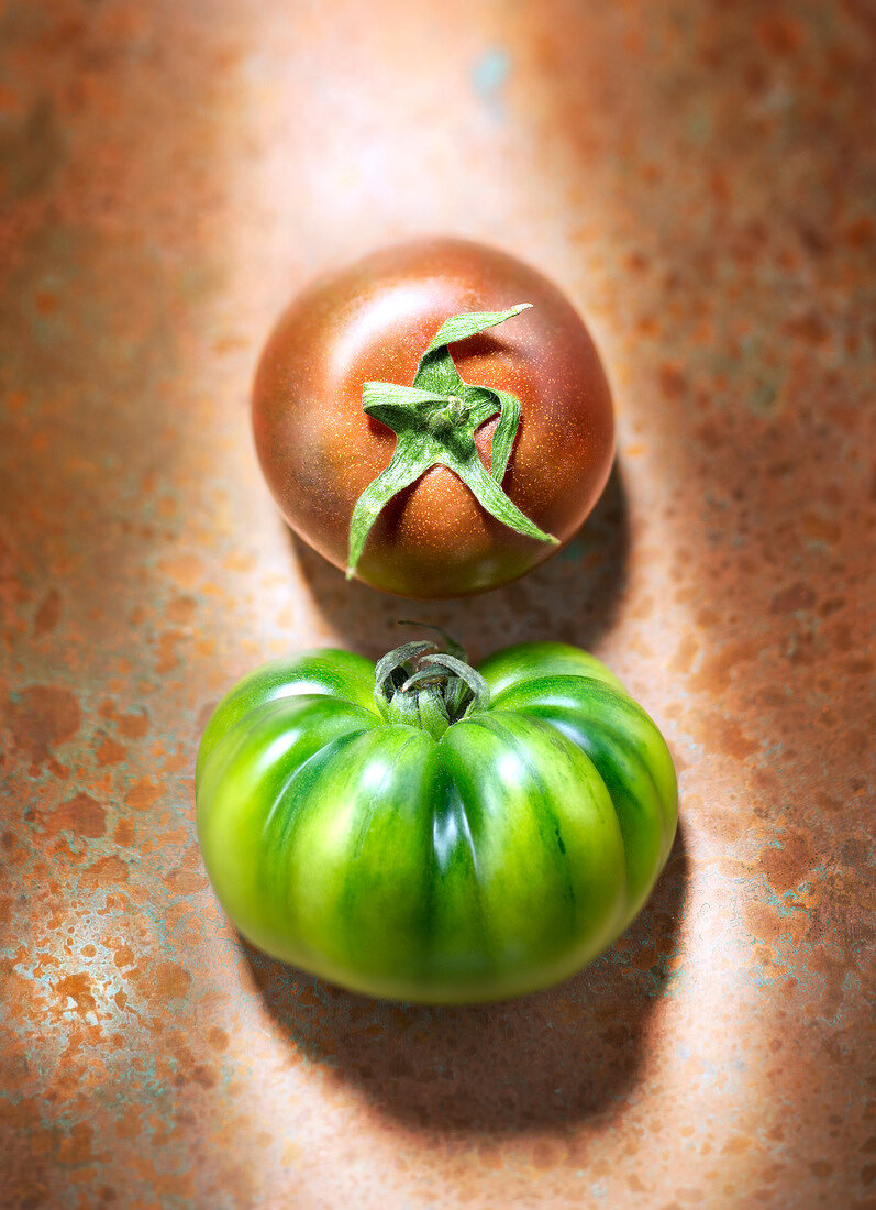 Stillleben mit roter und grüner Tomate