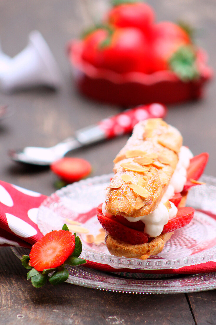 Éclair mit Erdbeeren