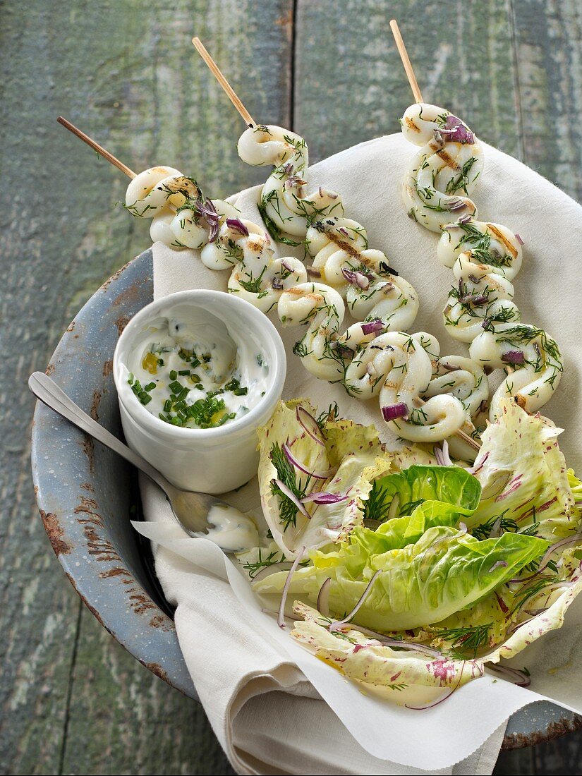Gegrillte Tintenfischspiesse mit Dill, Schnittlauchcreme und knackigem Salat