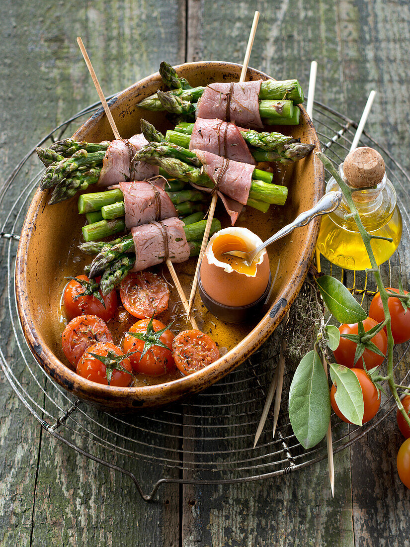 Asparagus and bacon brochettes,roasted cherry tomatoes and soft-boiled egg