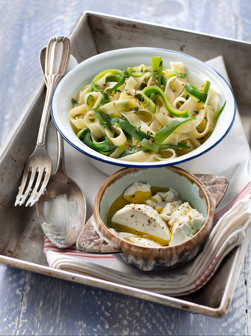 Tagliatelles with zucchinis, ricotta in oil, lemon and spices