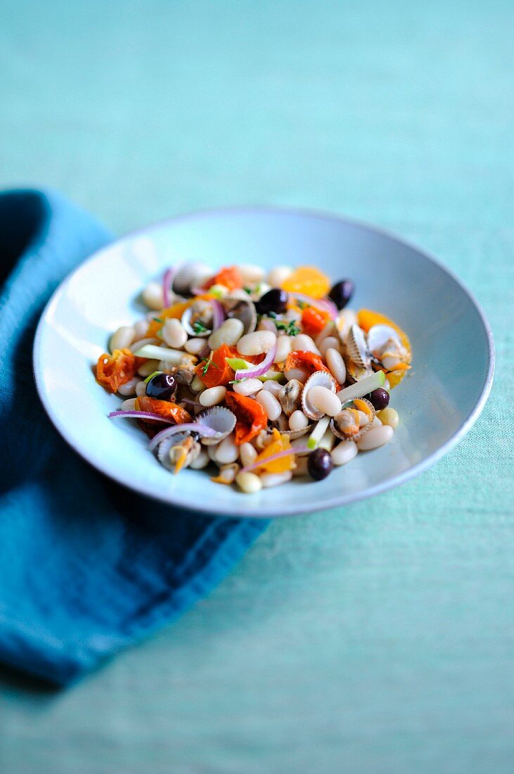 Salat mit Herzmuscheln, weissen Bohnen und Tomatenconfit