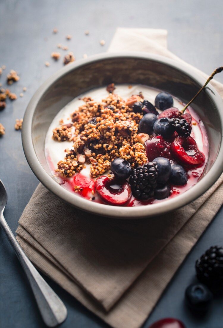 Fromage blanc mit Müsli und frischen Waldfrüchten