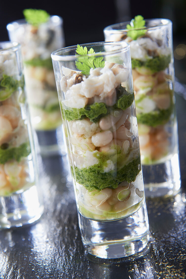 Austern, Taschenkrebs und weissen Bohnen aus der Bretagne mit Kräutervinaigrette, im Glas serviert