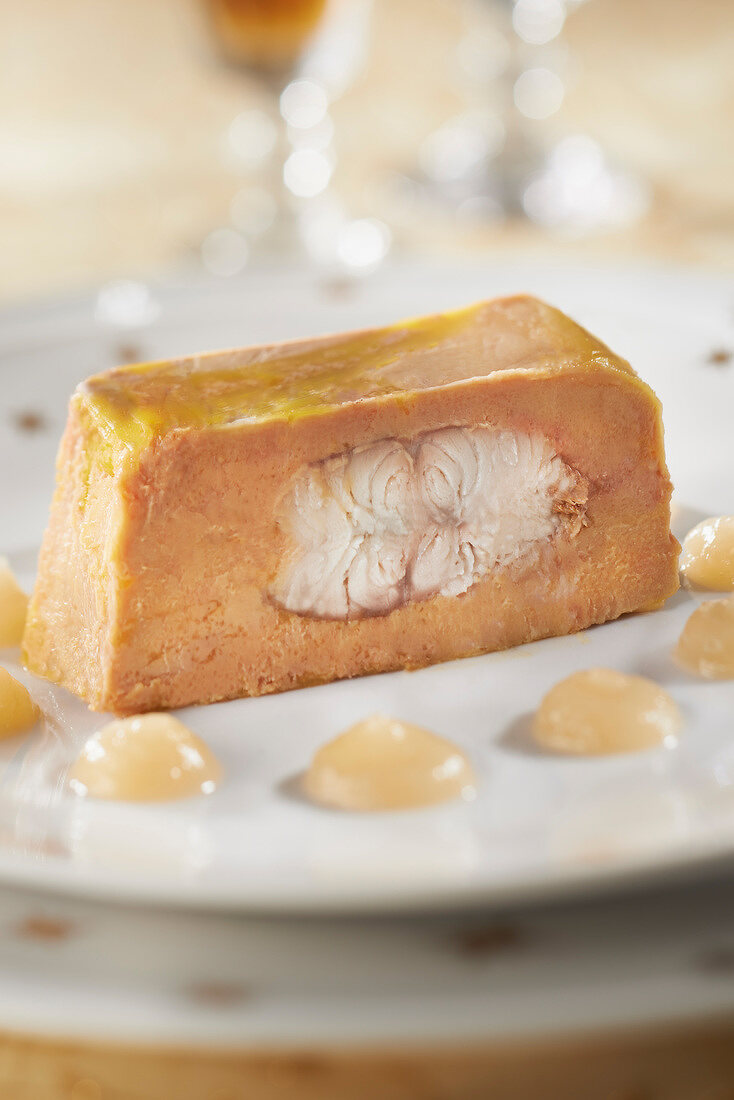 Foie-Gras-Terrine mit geräuchertem Aal und Birnencoulis