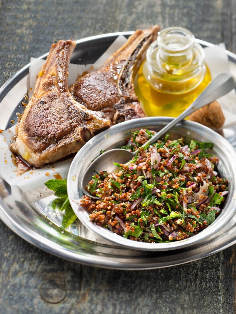 Lammkoteletts mit Honig und Quinoa-Taboulé mit glatter Petersilie