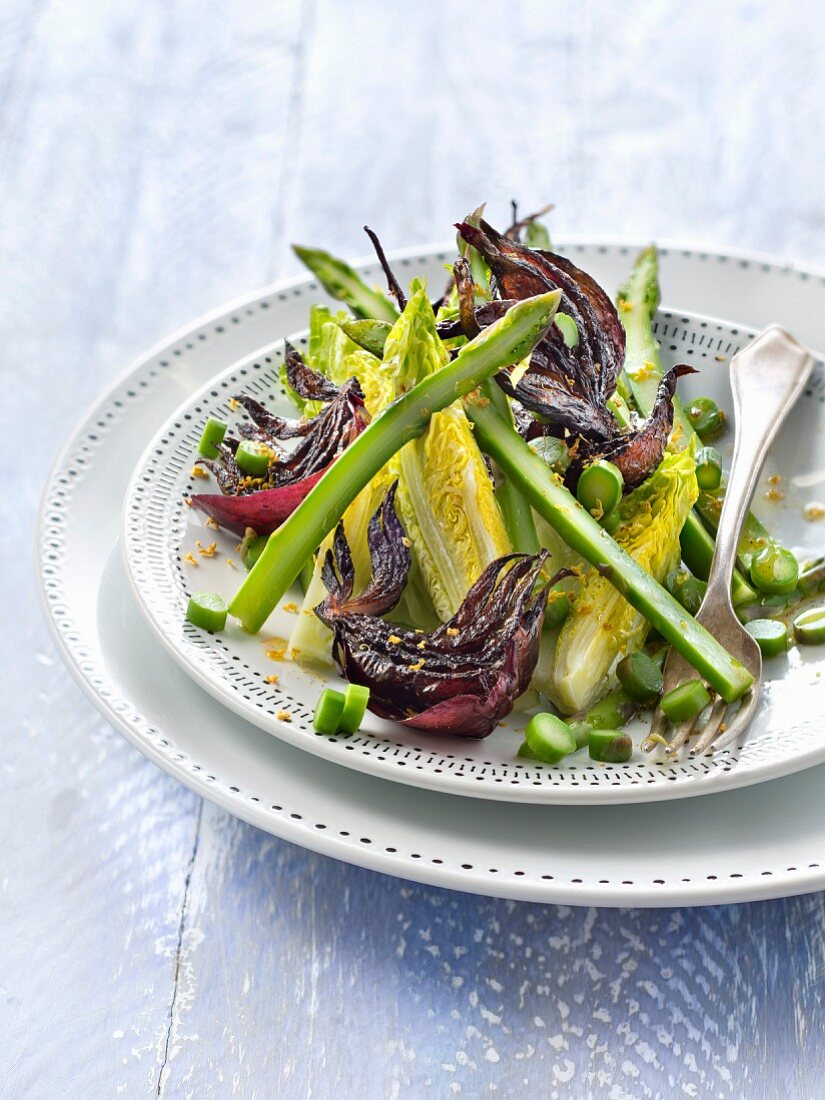 Salat mit grünem Spargel, Salatherzen und gebratenen roten Zwiebeln