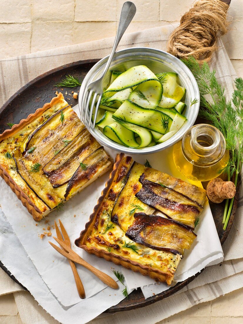 Brocciu-Käsetarte mit Auberginenstreifen, Gurkenstreifensalat